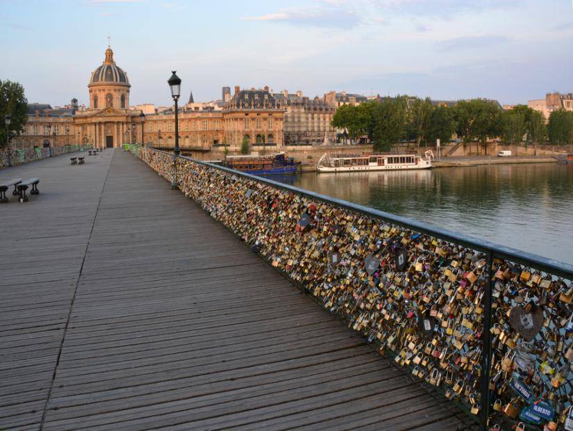 Aşk kilitleri köprüsünde, Paris