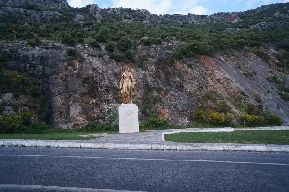 Meryem Ana Evi'ne giden yolda dev Artemis heykeli