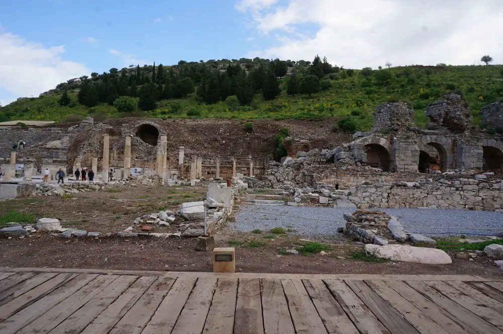Efes girişinde